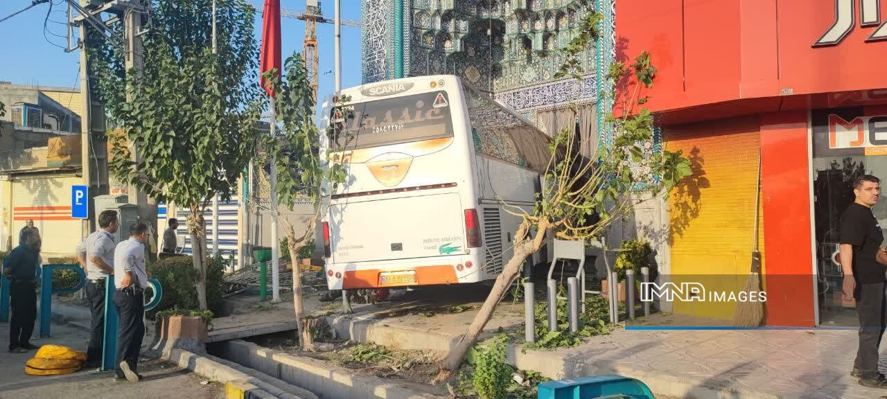 برخورد شدید اتوبوس با یک مسجد در اصفهان