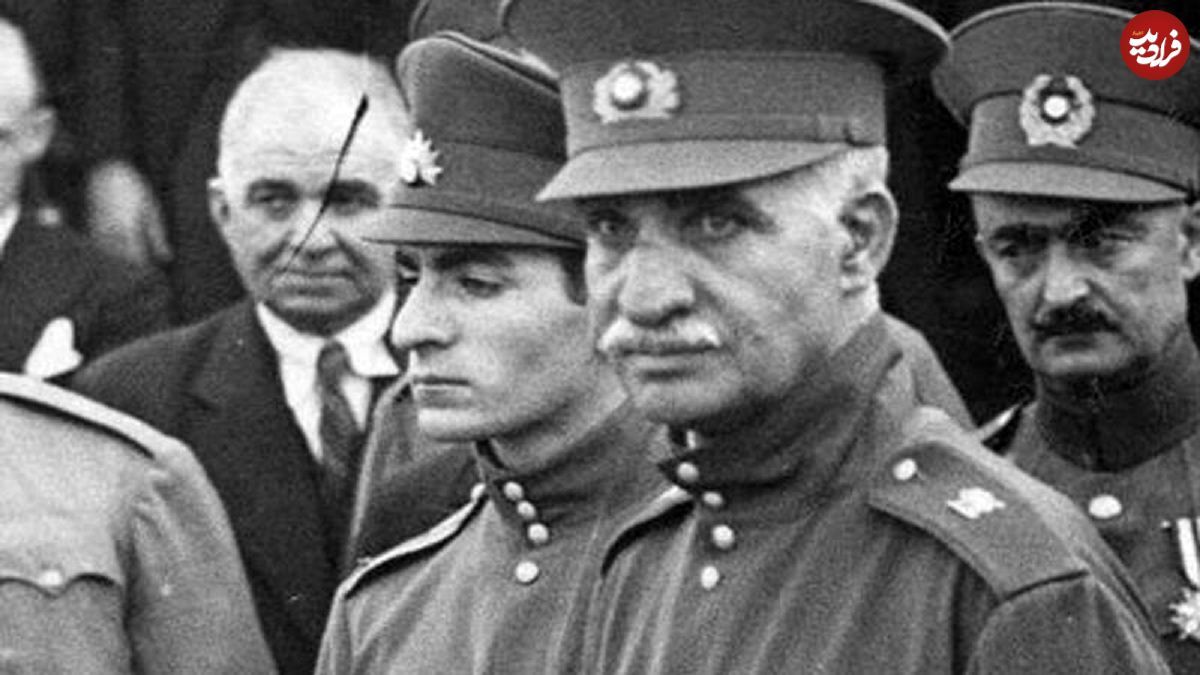 کودکی محمدرضا پهلوی با لباس نظامی در کنار پدرش ۹۹ سال پیش