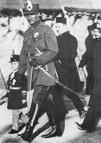 کودکی محمدرضا پهلوی با لباس نظامی در کنار پدرش ۹۹ سال پیش