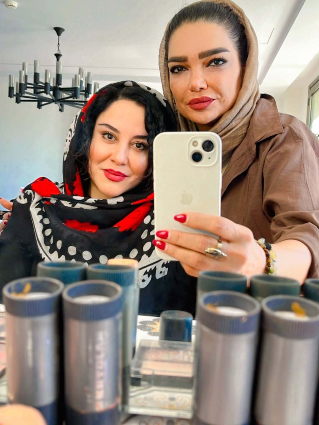 ژست جذاب آشا محرابی با روسری سنتیِ کردی