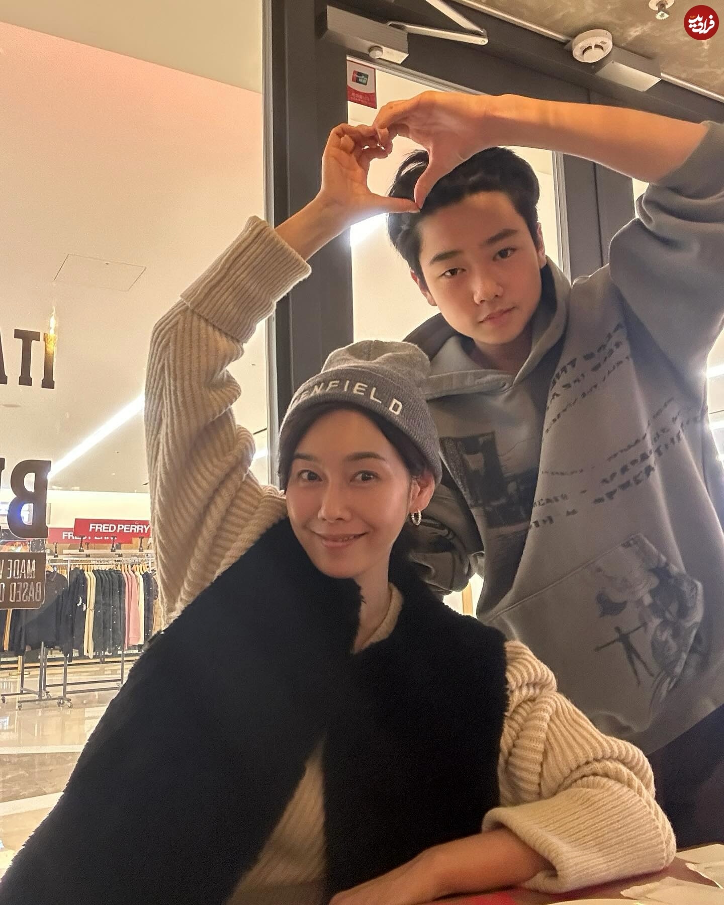 بانو سولان در کنار پسر نوجوان اش