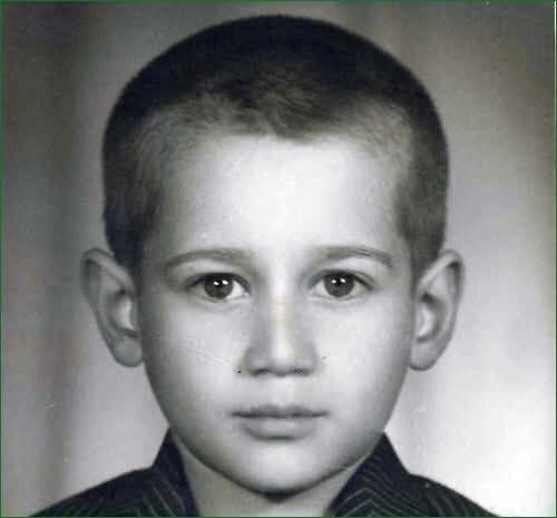 کودکی علی لاریجانی با لباس رسمی