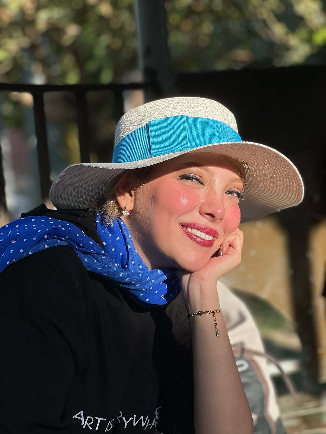 استایل ساحلی بازیگر معروف با کلاه انگلیسی