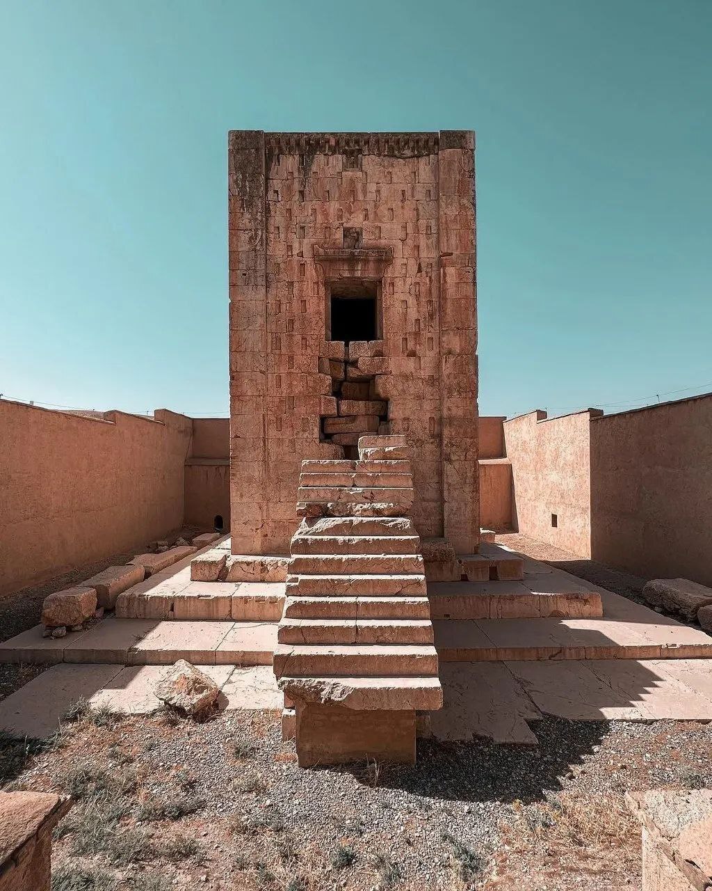 کعبه زرتشت تنها مانده در میان باد، زمان و بی‌توجهی / نقش رستم هر روز بیشتر زیر بار فرونشست می‌رود + عکس