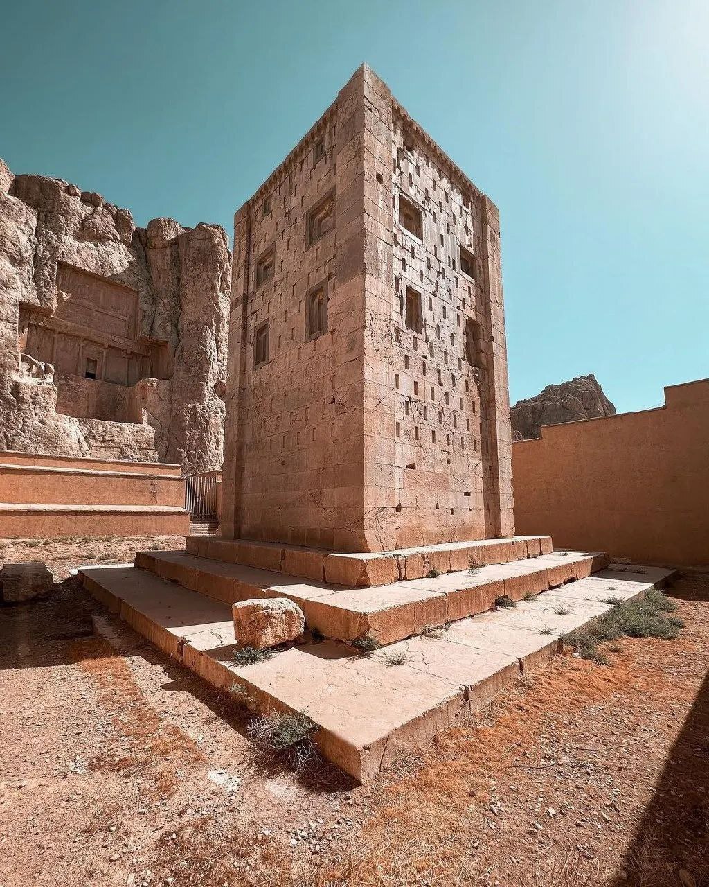 کعبه زرتشت تنها مانده در میان باد، زمان و بی‌توجهی