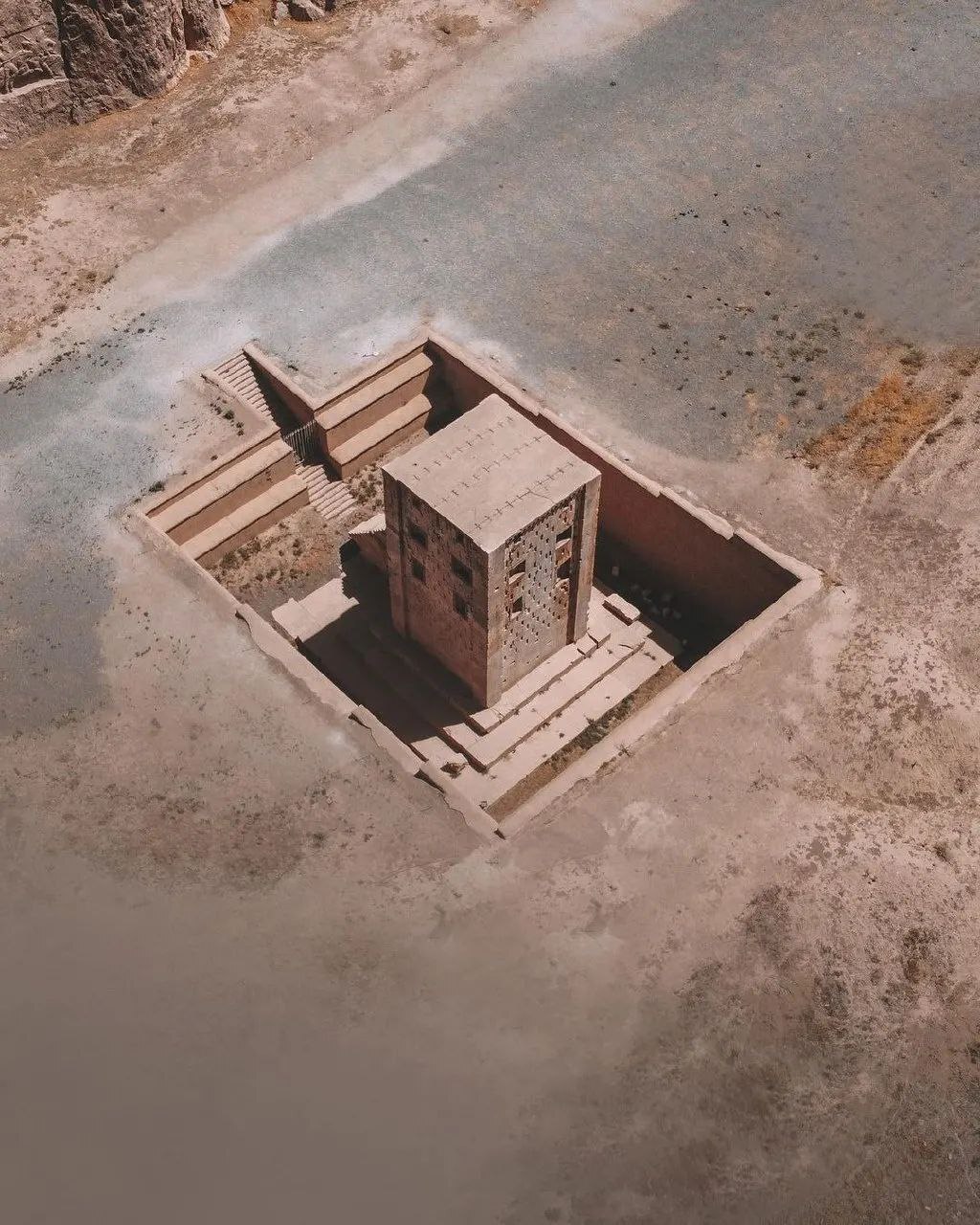 کعبه زرتشت تنها مانده در میان باد، زمان و بی‌توجهی