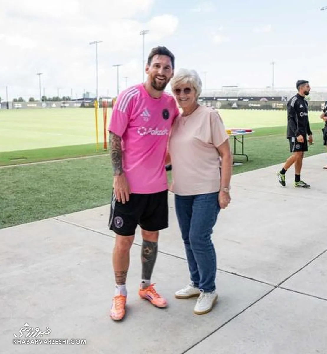 لیونل مسی در کنار مادر دیوید بکام