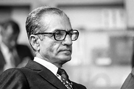 عکس/ چهره متفاوت محمدرضا پهلوی ۶۵ سال پیش در جلوی نقشه ایران در دفتر کارش