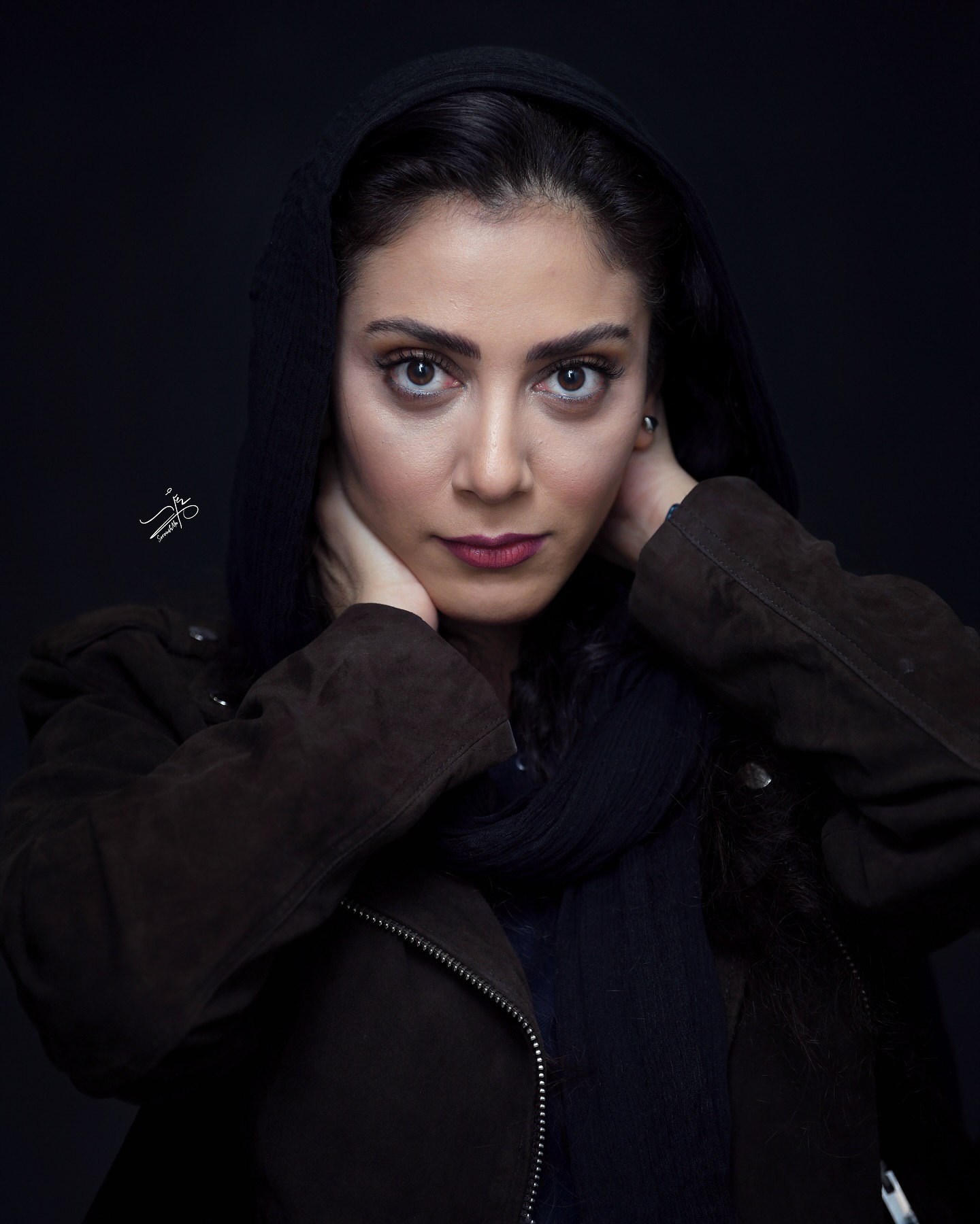 مونا فرجاد با کاپشن چرم