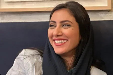 عکس/ ژست هنری مونا فرجاد با استایل پاییزی و گوشواره خاص