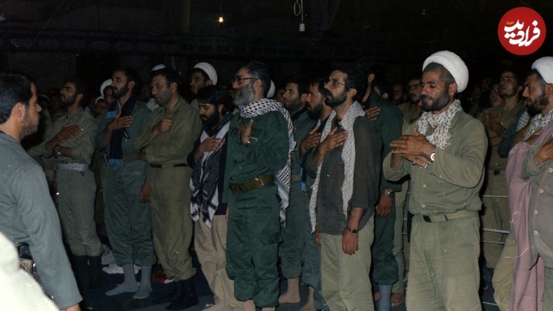 رهبری در حال سینه زنی با لباس نظامی