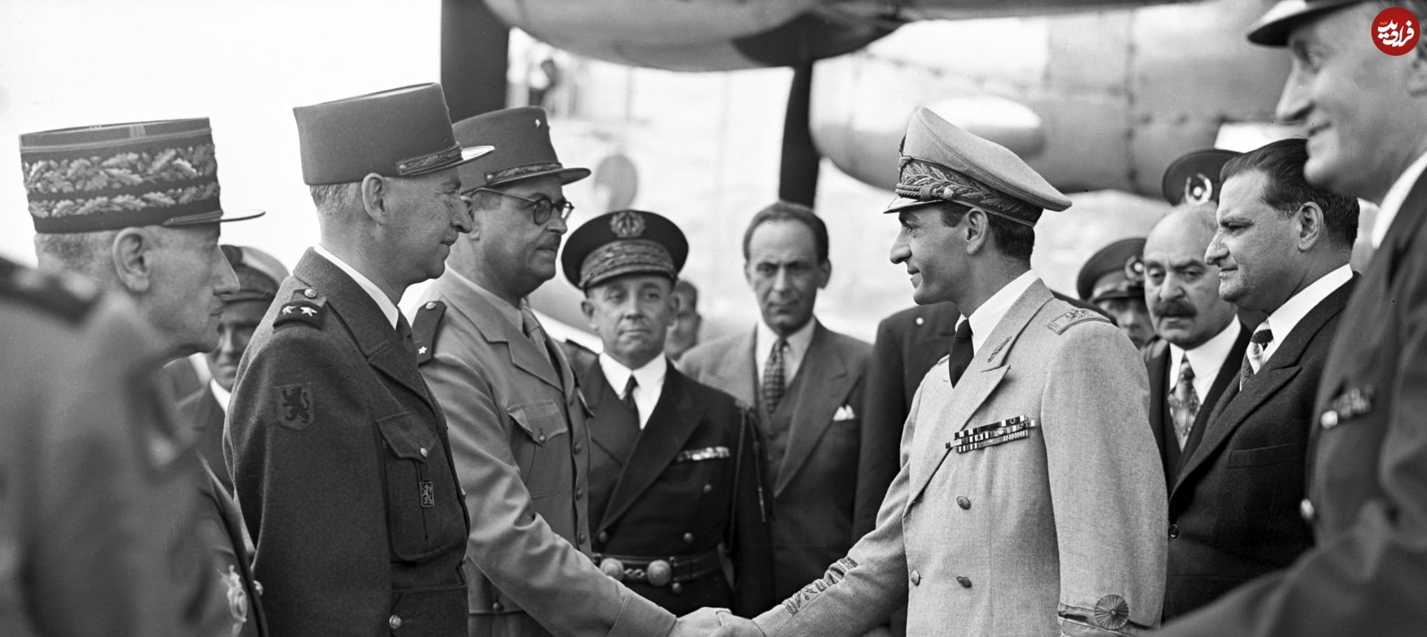 محمدرضا پهلوی در حال ورود به فرانسه