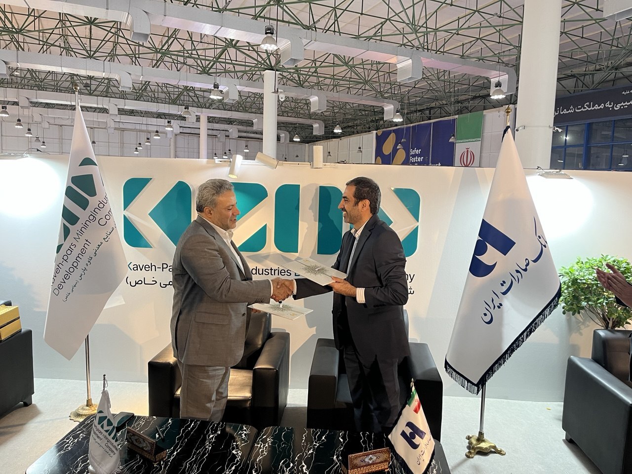 تفاهمنامه توسعه همکاری بانک صادرات ایران با «گسترش صنایع و معادن کاوه پارس» تفاهمنامه توسعه همکاری بانک صادرات ایران با «گسترش صنایع و معادن کاوه پارس»