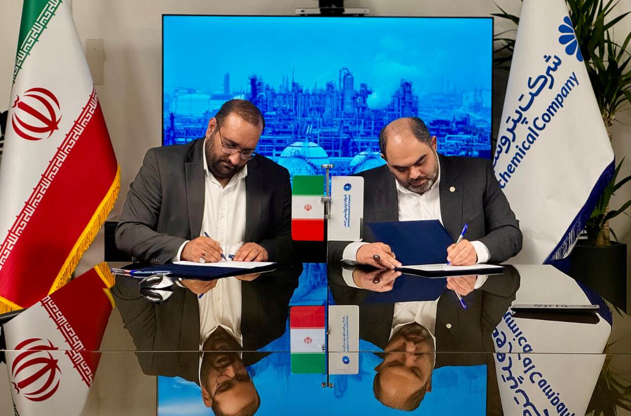 امضای تفاهمنامه حمل ۸۰ هزار تن محصولات پتروشیمی جم با شرکت فجر جهاد منعقد شد امضای تفاهمنامه حمل ۸۰ هزار تن محصولات پتروشیمی جم با شرکت فجر جهاد منعقد شد