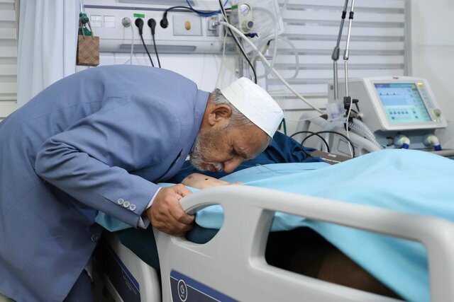 بوسه پدر بر دست صابر کاظمی