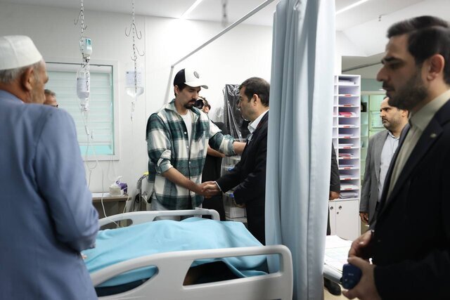 وزیر ورزش و فرهاد قائمی کنار تخت صابر کاظمی