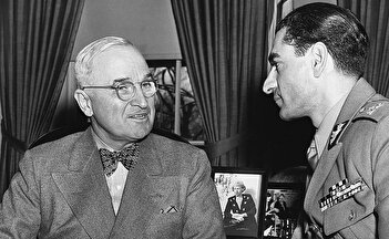 عکس/ استایل خاص محمدرضا پهلوی ۷۷ سال پیش در حال ورود به فرانسه