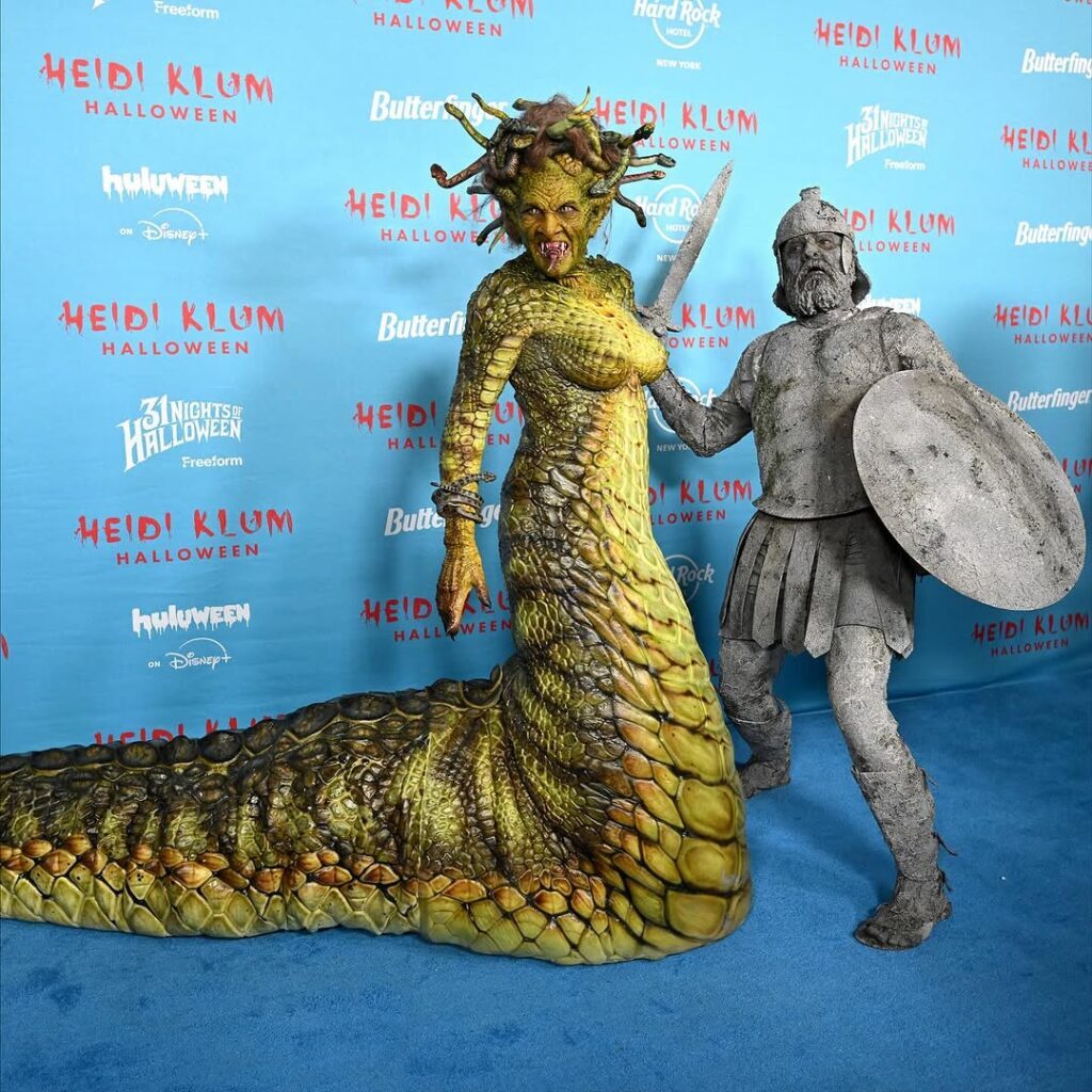 حضور هالووینی هایدی کلوم با مارهایی روی سر