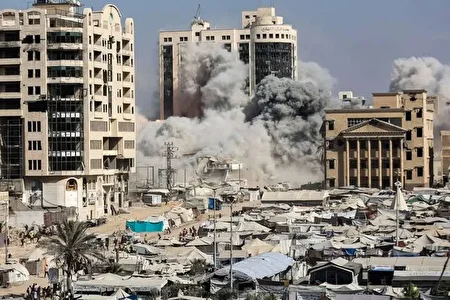 عکس/ وداع جانسوز زن فلسطینی با پیکر برادرزاده ۵ ساله اش در خان یونس