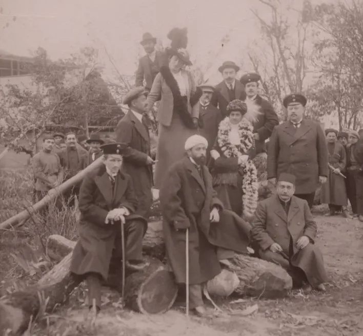 اعضای کنسولگری روس به همراه تعدادی از گرجی‌ها