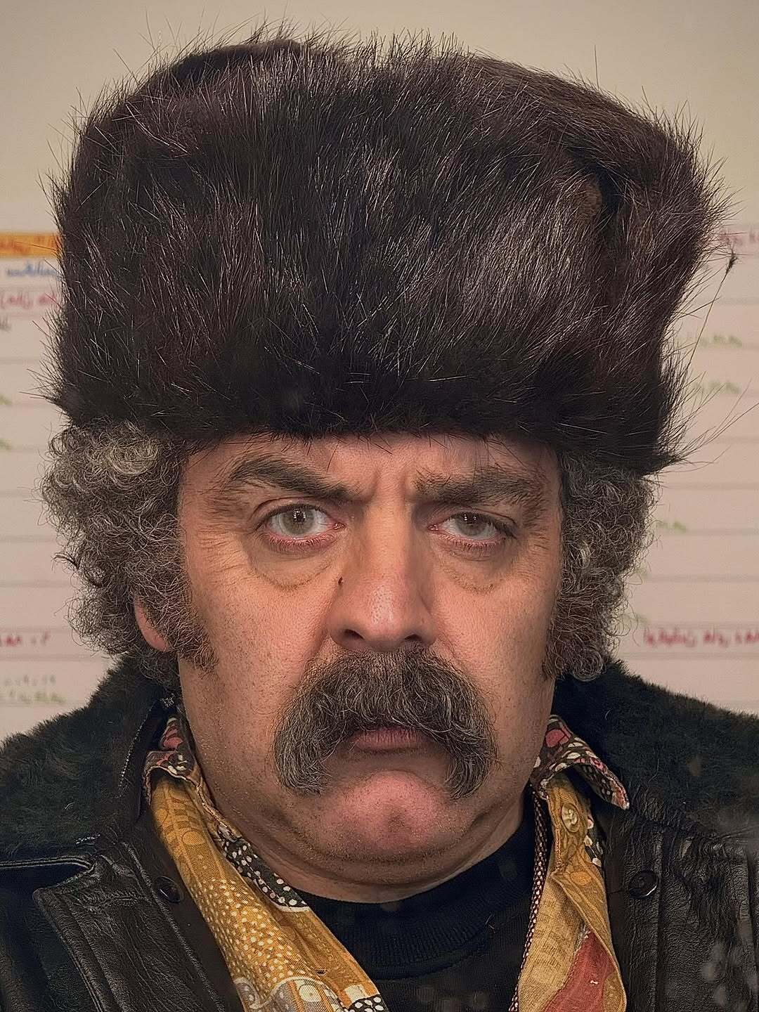 بهرنگ علوی با کلاه عجیب و سبیل چخماغی