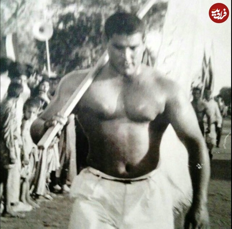 صفر کشکولی در حال حمل پرچم مسابقات پرورش اندام