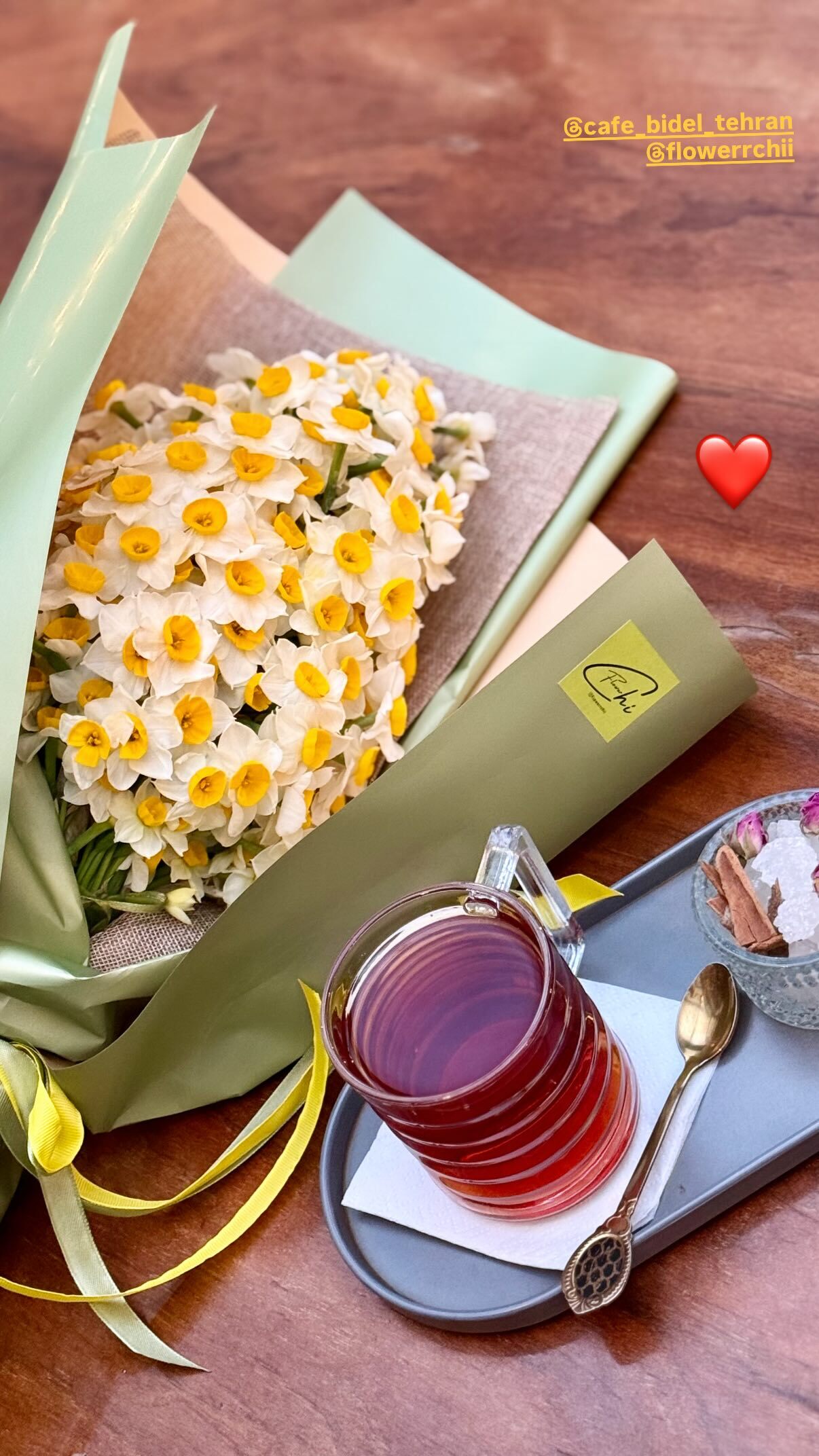 کافه گردی مهراوه شریفی نیا کافه گردی مهراوه شریفی نیا