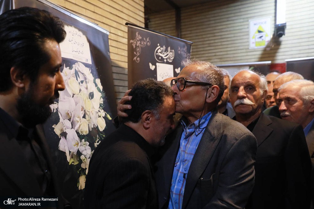 صادق زیباکلام بر پیشانی تاج‌زاده