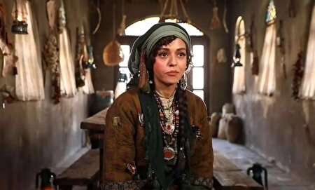 عکس/ پرتره سیاه و سفید سوگل خلیق با نگاه غمگین و مو‌های فرفری