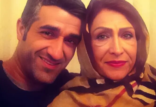 پژمان جمشیدی در کنار مادر مرحومش