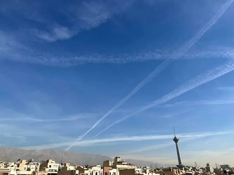 خطوط دود عجیب در آسمان تهران