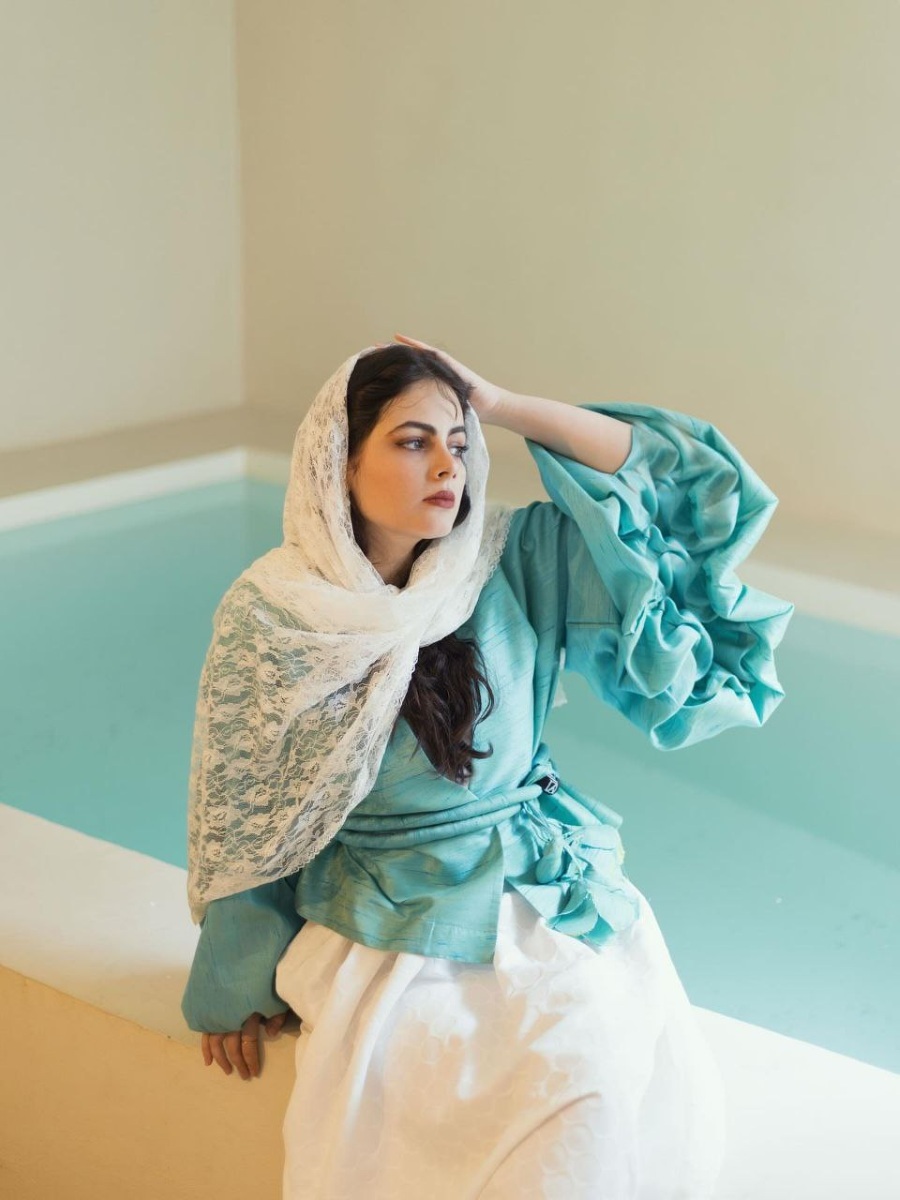 فرزانه فرنام بازیگر بامداد خمار با ژست‌های زیبا و مانکنی