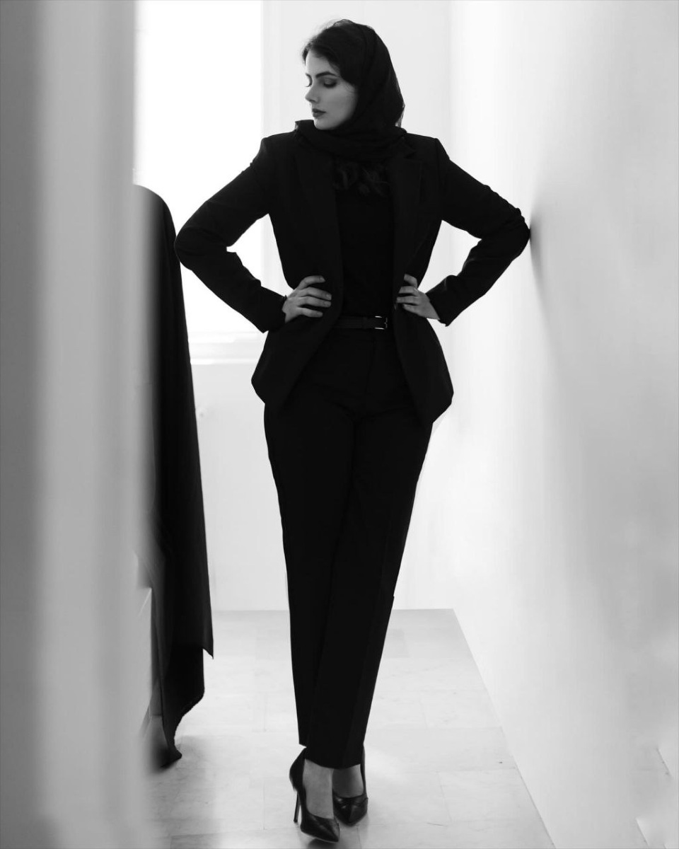 ژست‌های زیبا و مانکنی فرزانه فرنام بازیگر سریال بامداد خمار