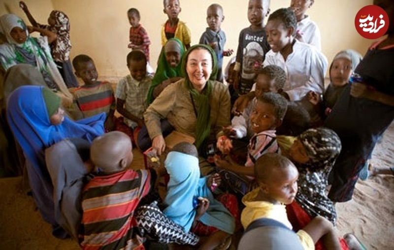 کتایون ریاحی در کنار قحطی‌زدگان آفریقایی
