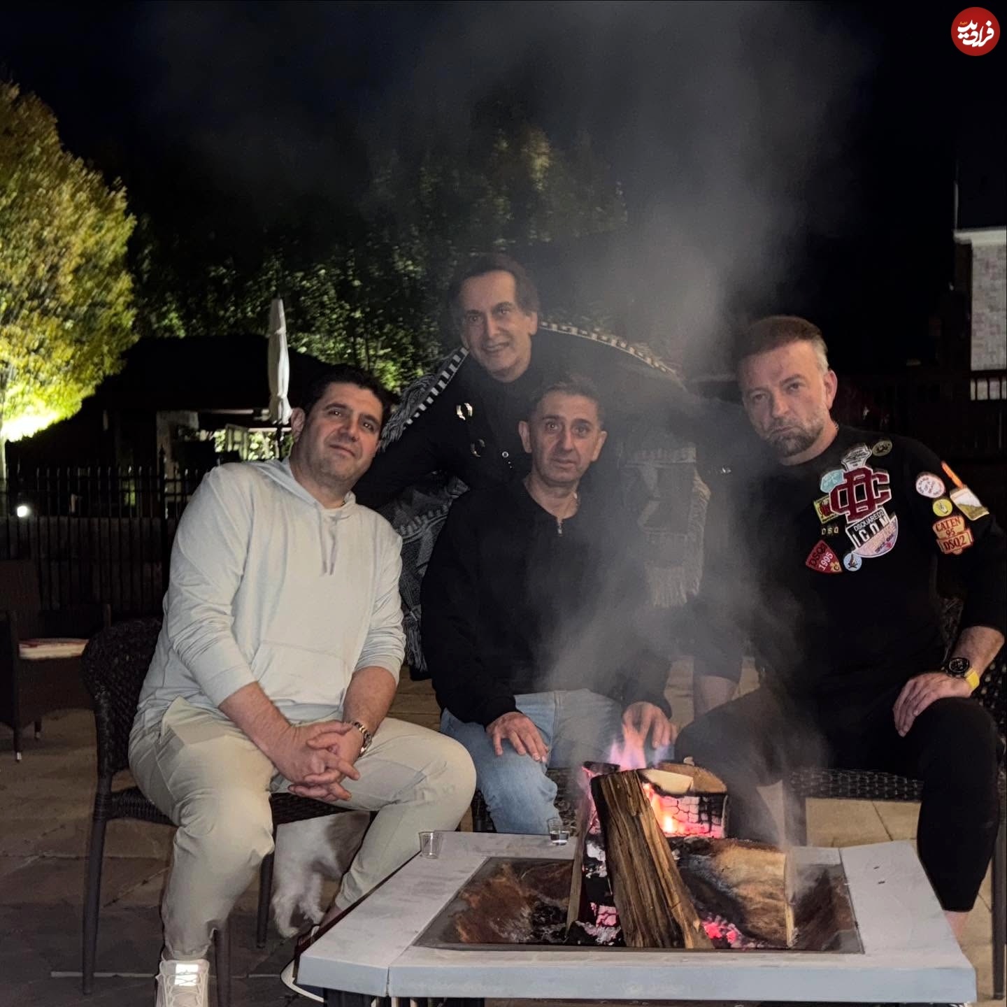 رامسین کبریتی در کنار دوستانش