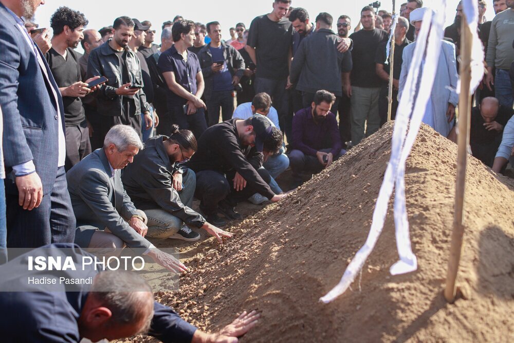 وداع با صابر کاظمی؛ تصاویر غم‌انگیز مراسم