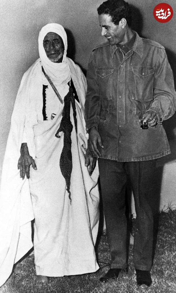 معمر قذافی در کنار پدرش