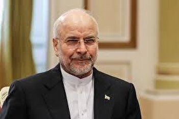 فیلم/ اهدای کتاب رهبری به رئیس‌جمهور پاکستان توسط قالیباف