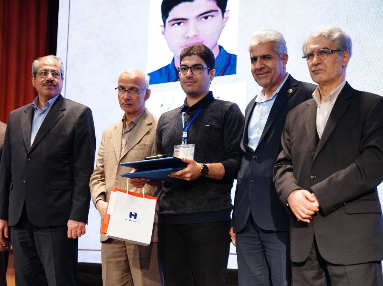 تجلیل بانک صادرات ایران از ۶۷ دانشجوی نخبه المپیادی کشور تجلیل بانک صادرات ایران از ۶۷ دانشجوی نخبه المپیادی کشور