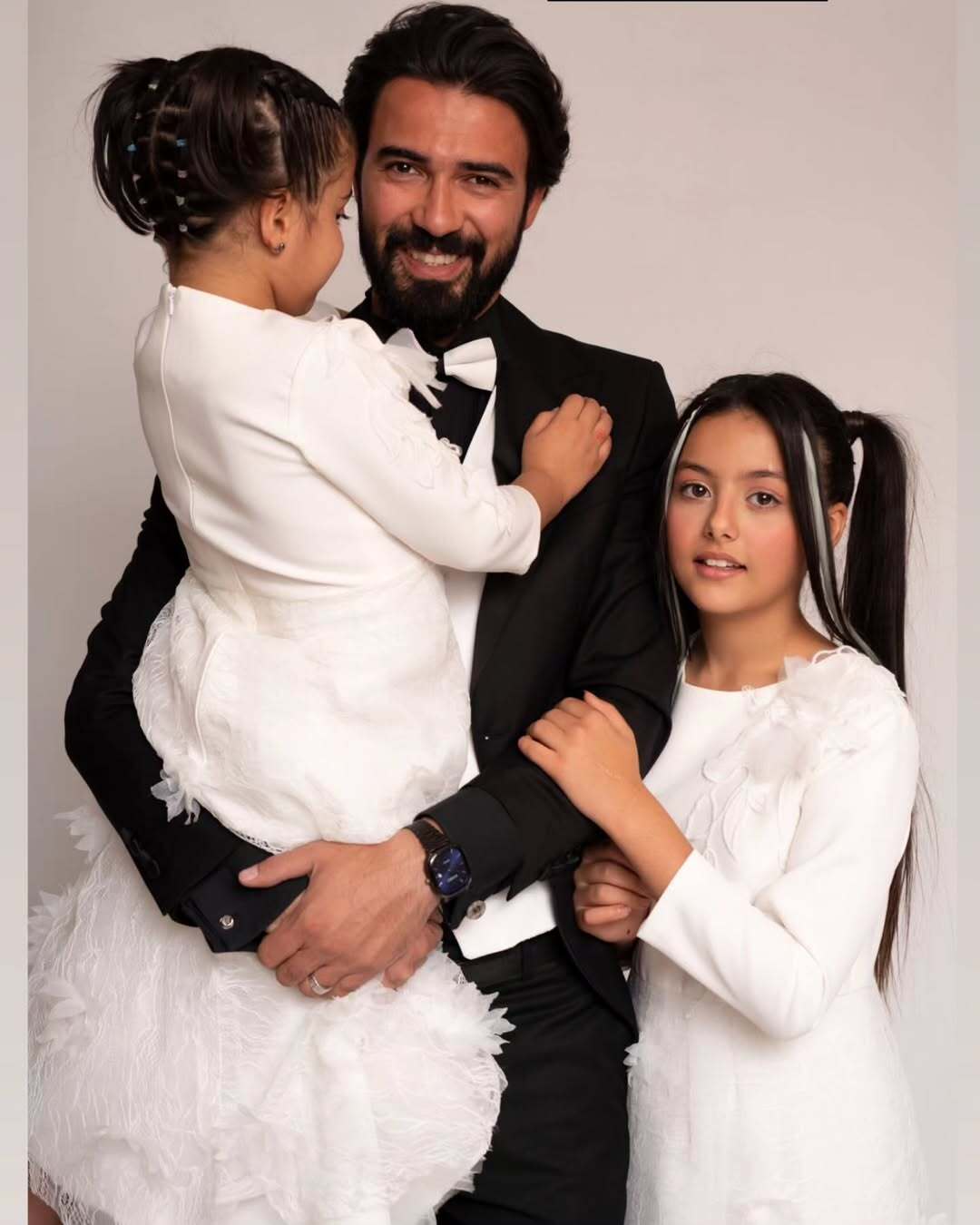 بازیگر سریال گاندودر کنار دو فرزند خوانده‌اش