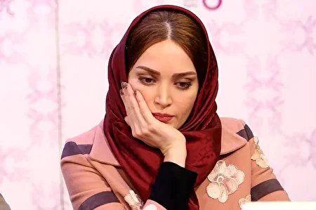 عکس/ ژست صمیمی علیرضا قربانی با نانسی در پشت صحنه یک نمایش