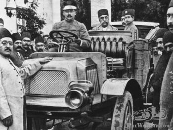 ورود نخستین اتومبیل به ایران با حضور مظفرالدین‌شاه و نوه‌اش