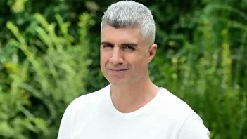 عکس/ ژست عاشقانه اوزجان دنیز با زن ایرانی‌اش در خیابان‌های ترکیه