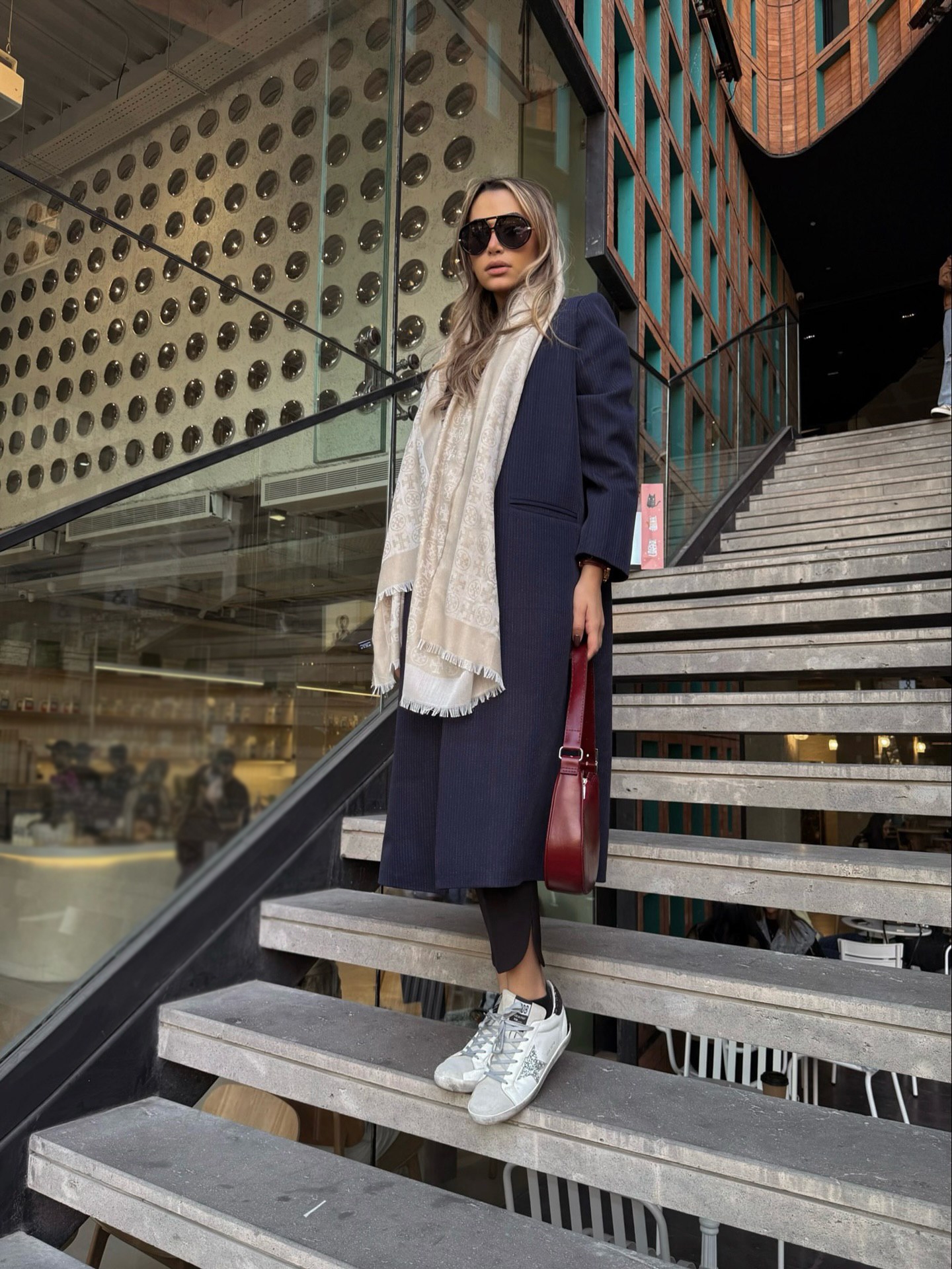 دختر رضا رشیدپور در یک کافه