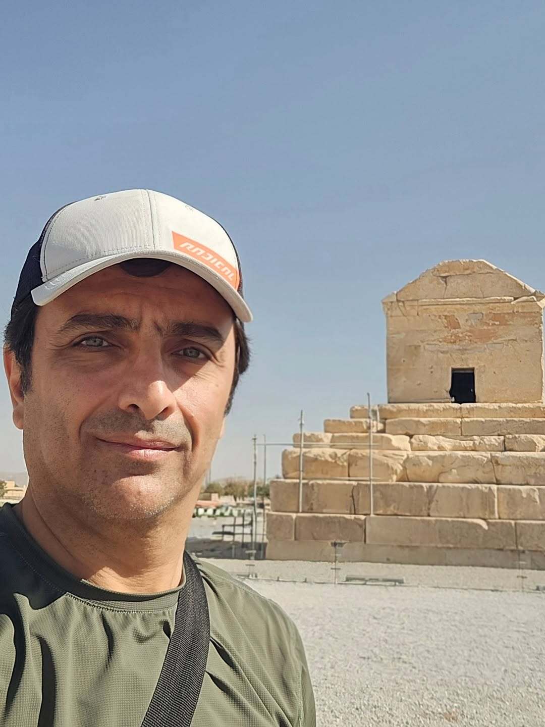 امین زندگانی در آرامگاه کوروش