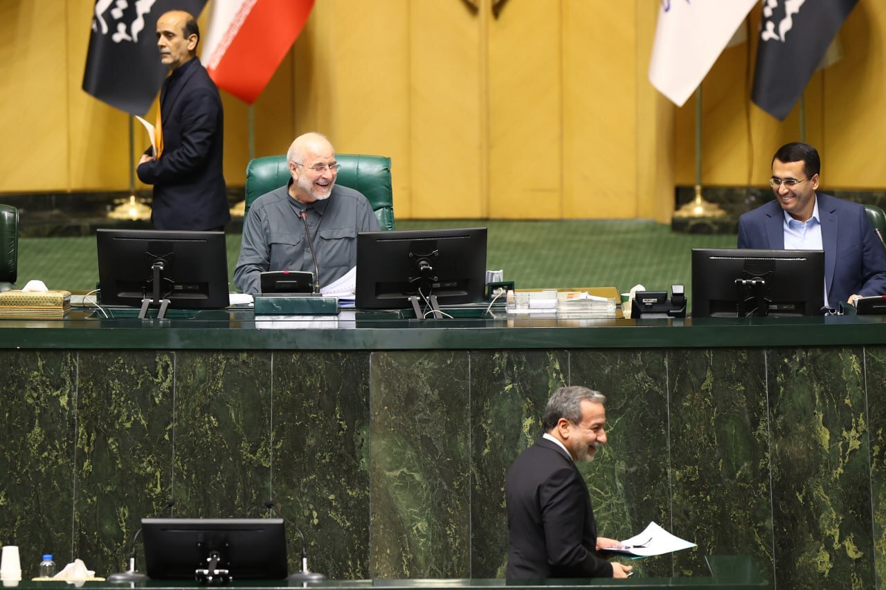 بدرقه عراقچی با لبخند قالیباف + عکس