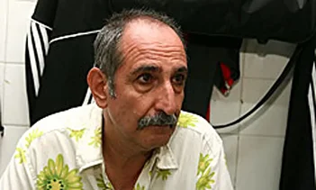 گریه‌های فرهاد آئیش در آغوش همسرش برای همایون ارشادی+ فیلم