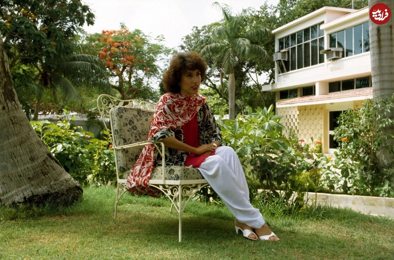 بی نظیر بوتو در حیاط خانه اش