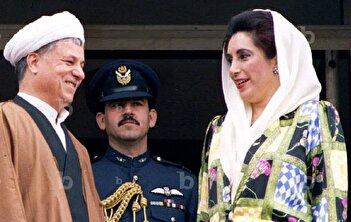 تیپ متفاوت بی نظیر بوتو ۴۰ سال پیش در حیاط خانه اش+ عکس