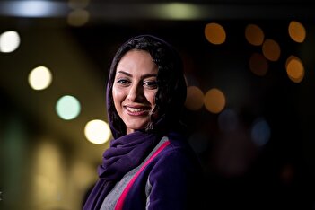 عکس/ چهره متفکرانه مونا فرجاد با نگاهی معنادار